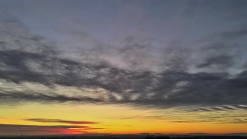 Vue panoramique du toit brumeux au lever du soleil