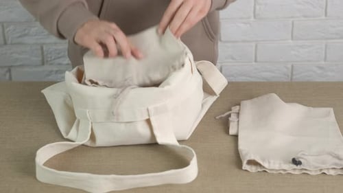 Mujer con compradores ecológicos