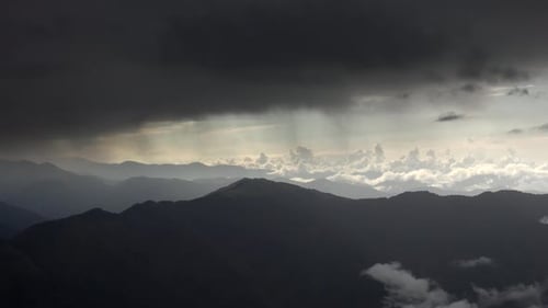 Schwarze dunkle Sturmwolken in den Bergen bei Regenwetter