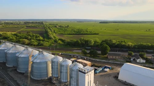 Vue aérienne de silos ventilés industriels pour le stockage à long terme de céréales et d'oléagineux