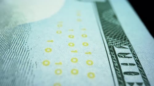 Dinero en efectivo estadounidense. Billete de papel de cerca de un billete de 100 dolares