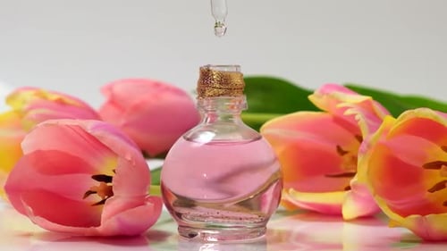 Blütenprodukt mit rosafarbener Öl-Essenz. Aromatische Flüssigkeiten. Parfümerie