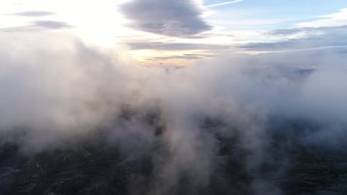 Vue aérienne du sommet d'une montagne entourée de nuages 03