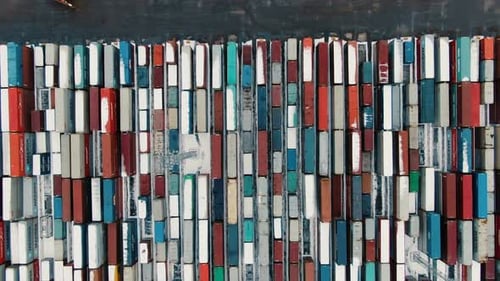 Industriehafen mit Containerschiff