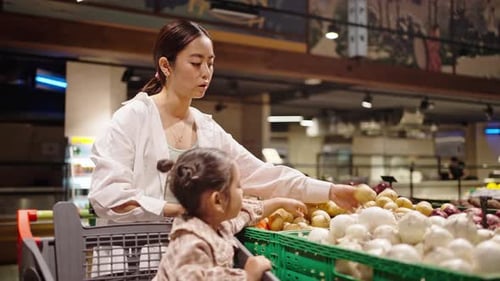Madre e hija eligen juntas la papa en el supermercado