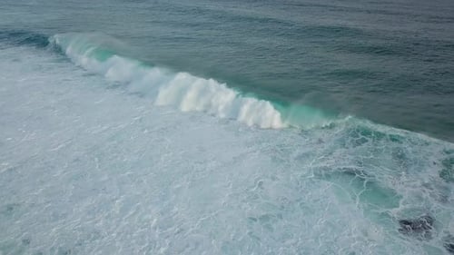 Des vagues venant d'en haut dans l'océan
