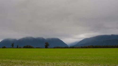 Neuseeländische Landschaft mit schweren Wolken