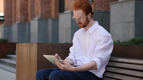 Designer nutzt Tablet-Computer, während er draußen steht