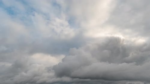 Céu de lapso de tempo e nuvens cinzentas em tempo chuvoso Nuvens estrondosas Verão Chuvoso