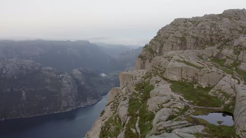Drohne über Rocky Mountain mit Fluss unten