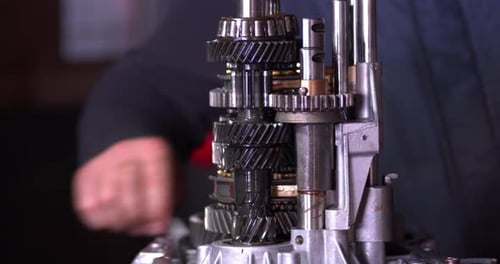 Oficina de reparação de automóveis prepara engrenagens de transmissão para instalação