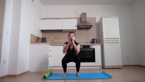 Niña enérgica realiza ejercicio para fortalecer los músculos de las piernas y las nalgas en las