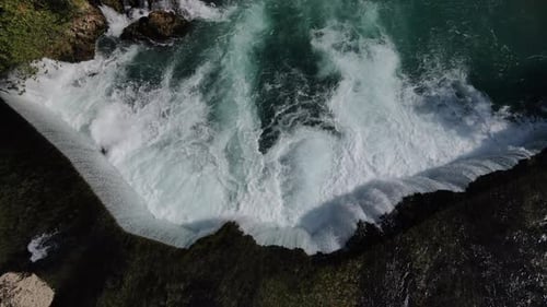 Der Wasserfall, der aus der Höhe gießt