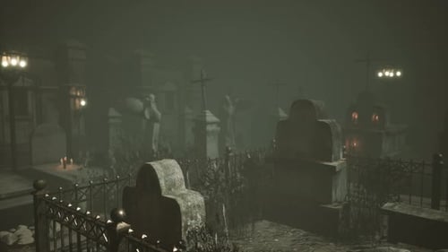 Très vieux cimetière brumeux et effrayant dans le brouillard la nuit
