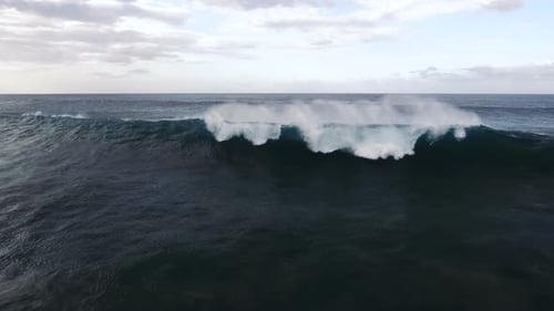 Rompiendo olas del océano en la costa