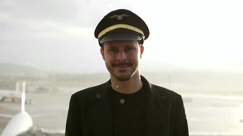 Junge männliche Airline-Pilot am Flughafenterminal
