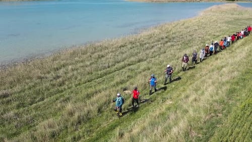 Trekking au bord du lac en vue aérienne 5