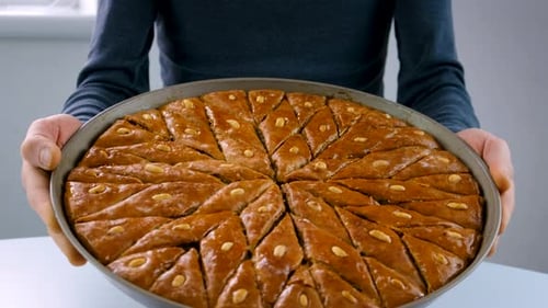 Un homme tient un baklava