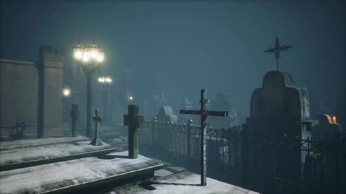 Très vieux cimetière brumeux et effrayant dans le brouillard la nuit