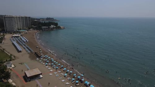 Strandhotel Sonnenliege Menschen schwimmen