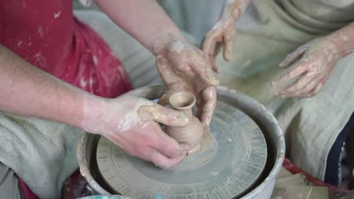 Potter enseigne la poterie à une petite fille