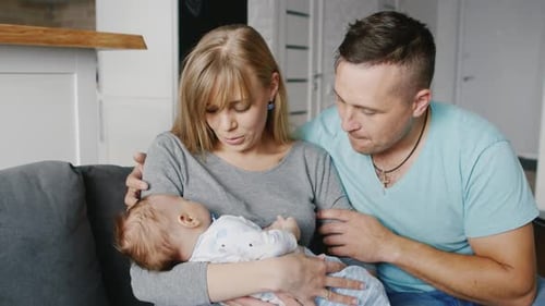 Jeune famille avec un enfant Deux mois Père Mère et fils