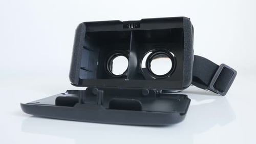 ZAJECAR, SERBIE - OCTOBRE 2016 Détails du casque de réalité virtuelle 3D 360 ouverts sur fond blanc