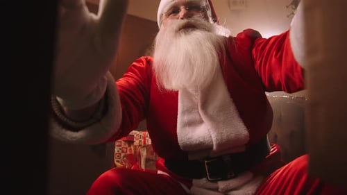 Boîte cadeau Kind Santa Claus Is Closing pour la veille de Noël, vue de la boîte avec cadeau pour enfant