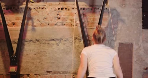 Entschlossene Sportlerin trainiert im Fitnessstudio