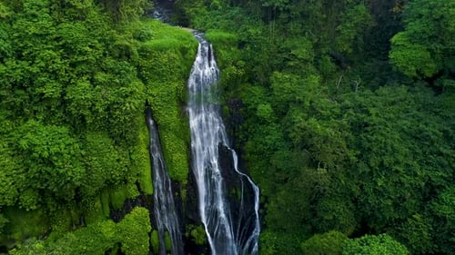 Romantischer Wasserfall im Dschungel