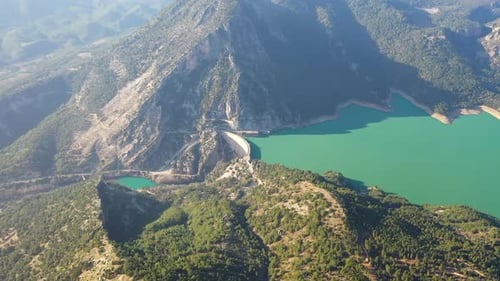 Green Kanyon in einem grünen Wald Gefilmt auf einer Drohne