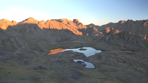 Premières lumières du lever du soleil sur les montagnes