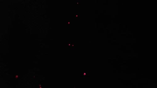 Peinture rose vif éclaboussant de gouttelettes dans l'air