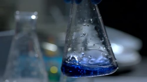 Liquide dans un bécher.