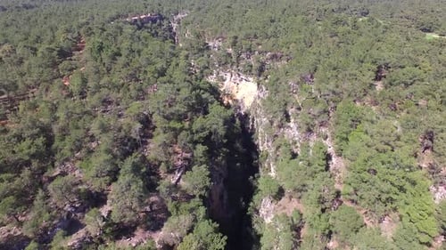 Kleine Gewässer am Fuße des tiefen und steilen Rocky Canyon