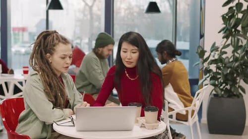 Compañeras hablando sobre el trabajo en la cafetería