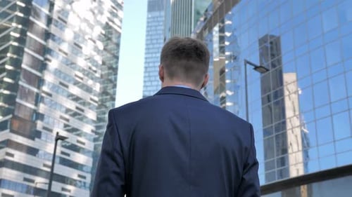 Vue arrière de l'homme d'affaires en costume