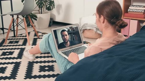 Jeune femme ayant une conversation par appel vidéo