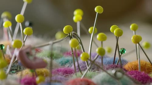 CLOSE UP buntes Nadelkissen, zwei werden wieder hineingesteckt
