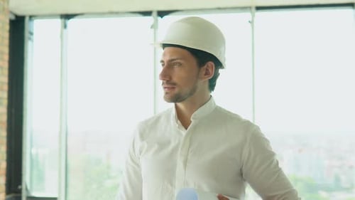 Desenvolvedor engenheiro no edifício de inspeção de capacetes