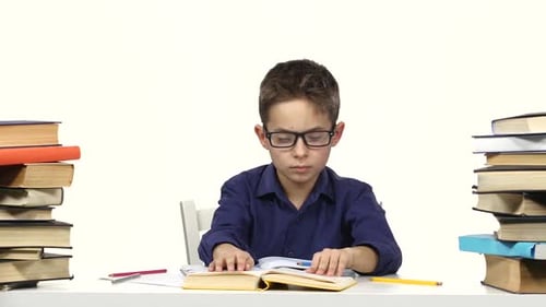 Junge sitzt am Tisch und blättert durch das Buch. Weißer Hintergrund