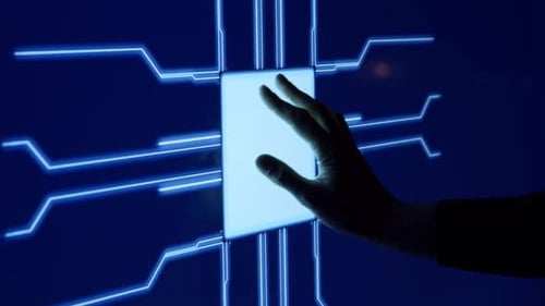 Le doigt humain appuie sur un bouton numérique sur un écran tactile lumineux.