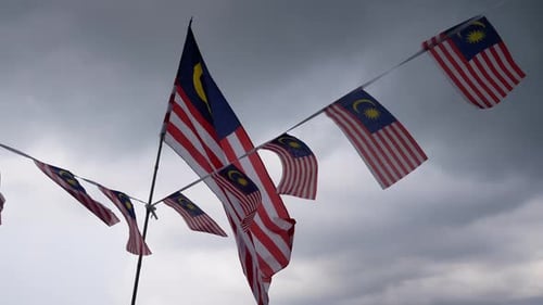 Die Flagge Malaysias weht am Regentag