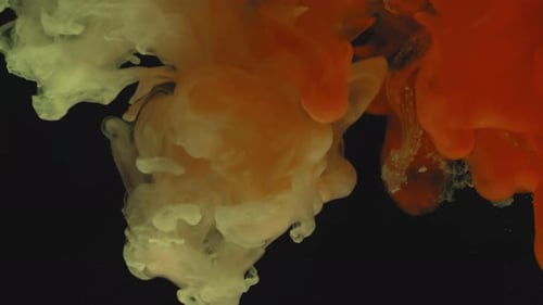 Abstrakte Wolken aus lebendiger Farbe im Wasser