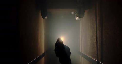 Boxer boxant avec une ombre dans un couloir semi-sombre avec un rétroéclairage dans le dos, au Ralenti.