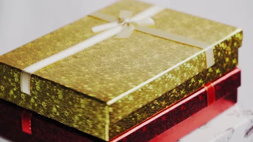 Mehrere Geschenkboxen drehen sich um 360 Grad