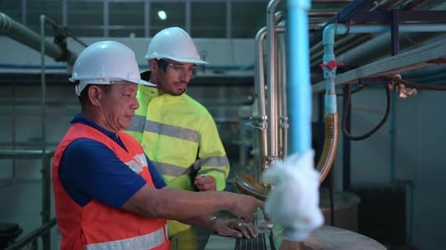 Chief engineer of a mechanical plant Inspecting and explaining the maintenance of the machine