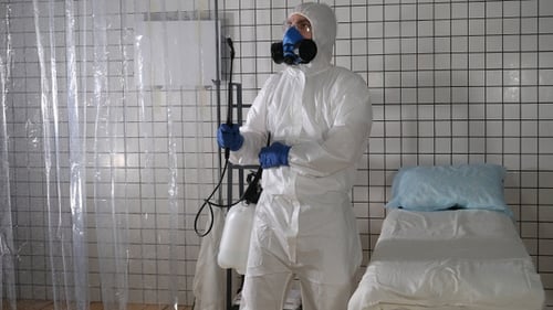Coronavirus-Pandemie - Reinigung und Desinfektion. Spritzen