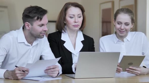 Gens d'affaires discutant du projet sur ordinateur