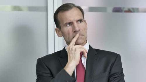 Retrato de pensar empresário de meia idade no escritório